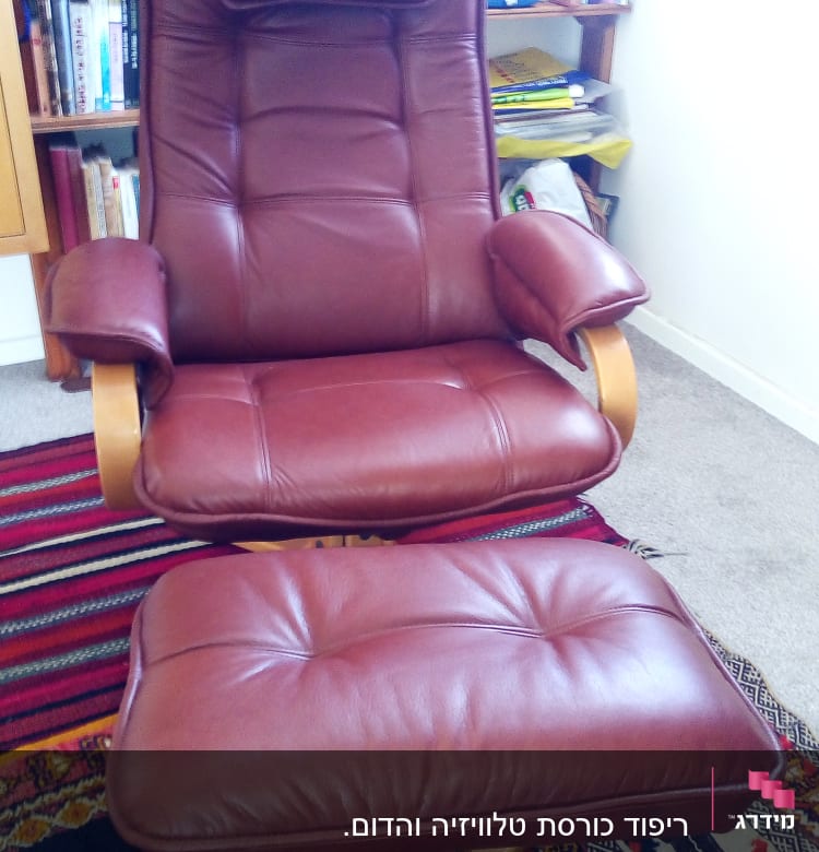 כורסה מרופדת עור חום עם הדום תואם